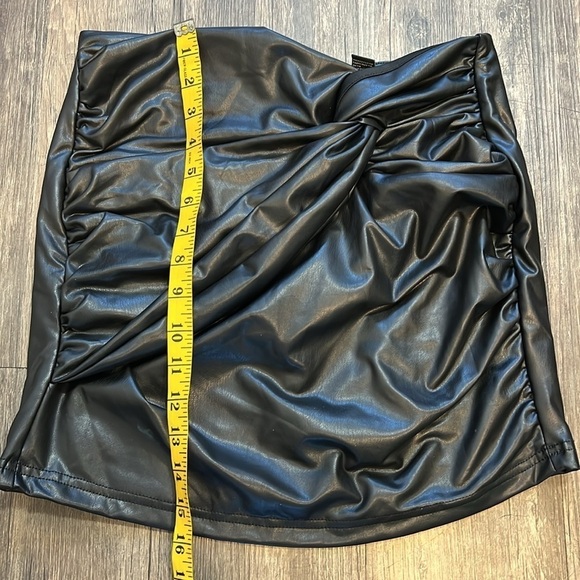 NWT Forever21 Black Faux Leather Twisted Mini Skirt With Back Zipper Size M - Picture 9 of 9